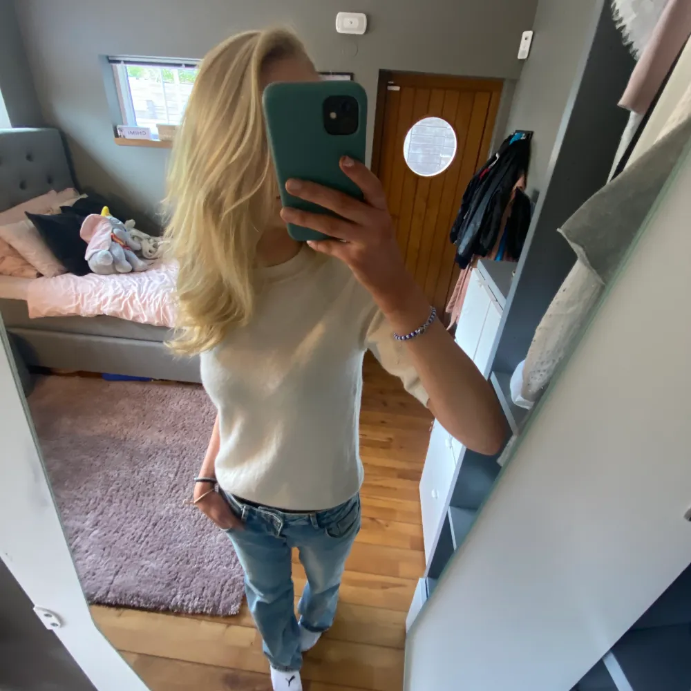 Säljer denna stickade t-suger från h&m som jag inte använder längre. Den har några små hål men inget man märker stort av💕💕💕. Neuleet.