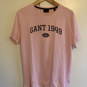 T-shirt  - En rosa Gant T-shirt. 50kr+ frakt.