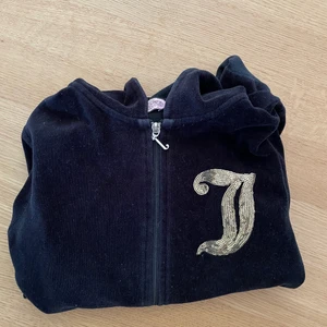 juicy couture hoodie med kedja  - En svart juicy couture hoodie med kedja med guld färg detaljer. Ett par år gammal och är för liten för mig idag, kan komma till ansvällning hos någon annan 🥰. Storlek XS. 