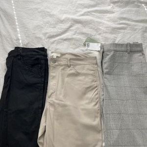 Byxor för 50kr  - Hej säljer mina otroligt fina byxor som inte kommer till användning längre eller som aldrig används . Ett par svarta skinn byxor i storlek 42 i jätte bra skick. Ett par beiga skinn byxor i storlek 46 ( liten i storlek) och ett par kostymbyxor i grå med mönster och  etikett på i storlek 46. Vid övriga frågor är det bara att skriva :) 