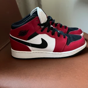 Air Jordan 1 Mid Chicago Black Toe - Säljer nu mina Jordan 1 då de inte kommer till någon användning. Använt ett få tal gånger, är som nya🌸💗 Skriv för mer info. Kan även frakta.