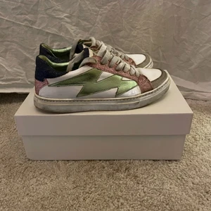 Zadig Voltaire skor - Säljer mina super snygga zadig skor, är i fint skitt men finns defekter som du ser på bild 3 därför det låga priset.  Nypris: 2900kr