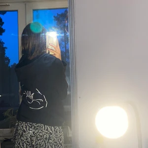 Svart lättt hoodie.  - Säljer nu min svarta hoodie från stedman för den ej konmer till användning.  Jättefin och lätt tröja som är i bra skick,  fin detalj på ryggen och som förstjänar uppskattning🙌💞
