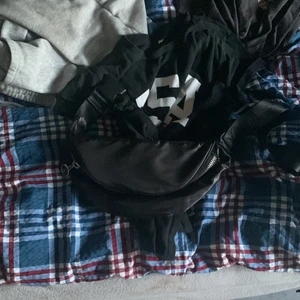 Magväska  - Väska till runt magen jätte bra och bra utrymme använd 2 gånger 