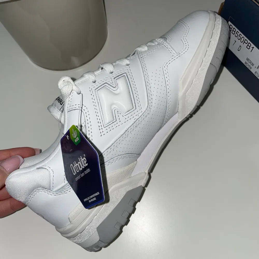 Helt nytt par New Balance 550 i storlek 40. Säljer skorna då storleken inte passar, dvs. aldrig använda. Färgen på skorna är grå/vit och de är slutsålda på de flesta ställena. Säljer skorna för 2000 kr eller högst budande. Köparen står för frakt och beta. Skor.