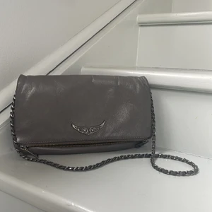 Zadig&Voltaire väska - Grå Zadig &Voltaire väska i superbra skicka med lång kedja💞 nypris 3500kr