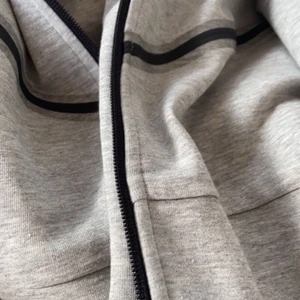 Nike tech fleece - Säljer nu min gråa Nike tech då den blivit för liten. Det är en xs i dammodell. Köpt för ca 1000 säljer för 600. 🙂 10/10 skick 