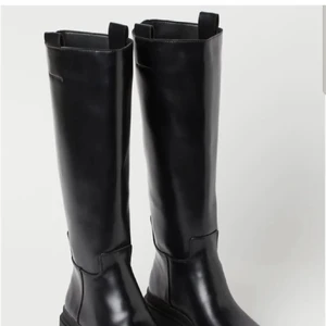 Stövlar  - Jätte snygga stövlar som ej kommer till användning. Från H&M. Köp direkt för 400