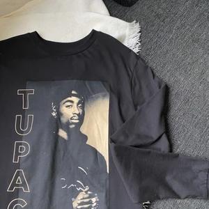 2pac oversized tröja  - Felbeställd från JdSports därav i helt nytt skick & aldrig använd. Oversized strl M. 