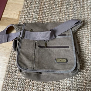 simon väska - beige axelremsväska. använt skick! .osäker på om jag vill sälja :) 