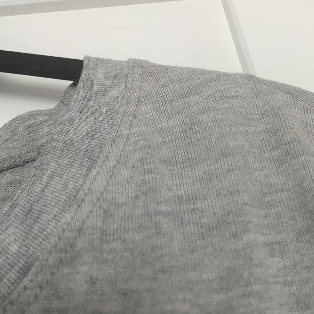 Säljer dena gråa oversis  tröja för att den inte riktigt är min stil. Använt den runt 1 gång . Den är i väldigt. Bra skick och väldigt skönt material både utvändigt och invändigt .. Tröjor & Koftor.