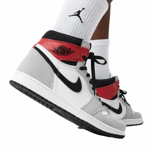 Jordan 1 Retro High Light Smoke Grey  - Jordan 1 Retro High Light Smoke Grey💨💨  Pris: 1599  Storlek - US 7.5 / 40.5  Condition - 7.5/10  Mer bilder, frågor och köp skickar bara ett meddelande! :)