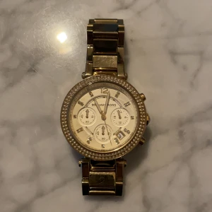 Michael kors - Väldigt fint skick, knappt använd. Behövs dock byta batteri