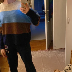 Stickad tröja - Från H&M och är i st S men passar äver XS. Den är mörk blå, brun, ljus blå och grå. Köpt sekondhand men jag har bara  använd 1-2 ggr