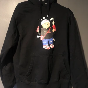 Rik Björn skjuter pengar - Okänt märke med coolt tryck, storlek L, välanvänd 