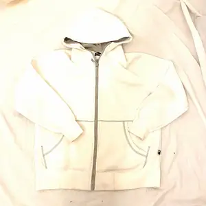 Vit zip hoodie med gråa detaljer, snöret är bort dock! Från 4Code i storlek L men sitter som en Medium