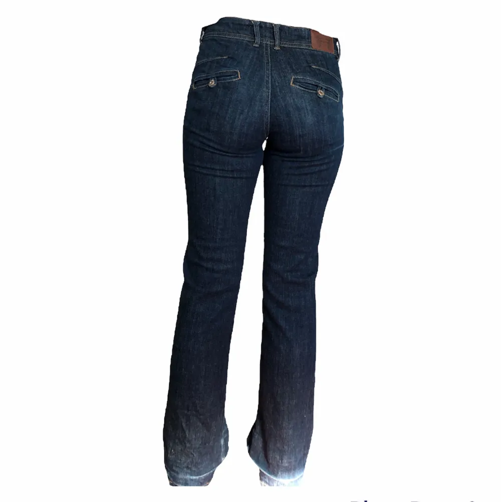 Snygga jeans från denim 34! Längs ner har de en linje då de varit uppsydda förut! Modellen är 166 de passar bra på mig (160) uppsydda. Jeans & Byxor.