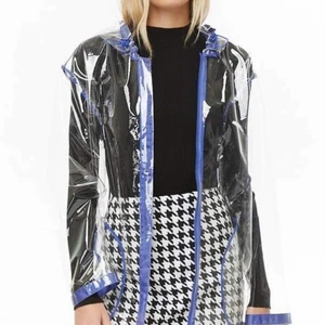 Regnjacka - Genomskinlig regnjacka med blå sömmar, material är vinyl, har två fickor och luva