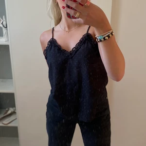 Svart merschlinne - Festtopp i mersch. Skönt material med dubbelt tyg och är inte alls genomskinlig. 