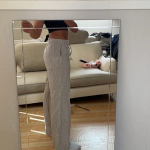 Beiga linnebyxor - Beiga linnebyxor från Gina som jag köpte förra året, aldrig använt då dem är liite korta för mig. Är 165