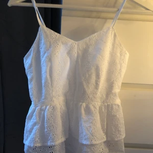 Ett volang topp från shein. - Toppen är från shein och är köpt för 109kr. Säljer toppen för att den är för liten för mig. Förpackningen finns kvar.