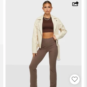 Nelly byxa strl S - Jättesköna nougat-färgade byxor från Nelly som jag köpte för kanske 1-2 månader sen och aldrig använt då de inte passde riktigt, så tänkte jag säljer de💞 Är storlek S. OBS! lånade bilder!