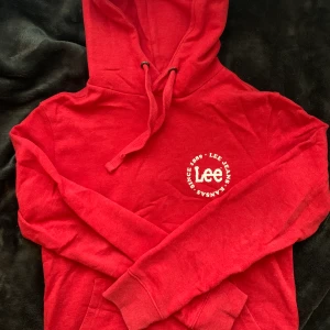 hoodie från lee, strl. xs - jättefin röd hoodie från lee, knappt använd i nyckick!! nypris ca. 400 ❤️