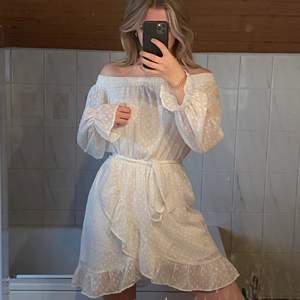 En vit off-shoulder klänning från Nelly köpt 2019. Hade den en gång på min avslutning sen har den bara hängt i garderoben, så en perfekt klänning för sommaren eller student/skolavslutning!!💞💕💕