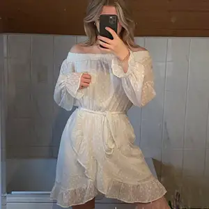 En vit off-shoulder klänning från Nelly köpt 2019. Hade den en gång på min avslutning sen har den bara hängt i garderoben, så en perfekt klänning för sommaren eller student/skolavslutning!!💞💕💕