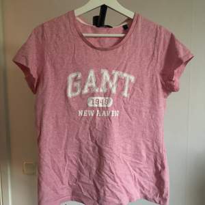 Rosa gant t-shirt som inte kommer till användning längre. Basic och väldigt fint skick. Perfekt vardagströja till sommaren. Hör av er vid mer frågor