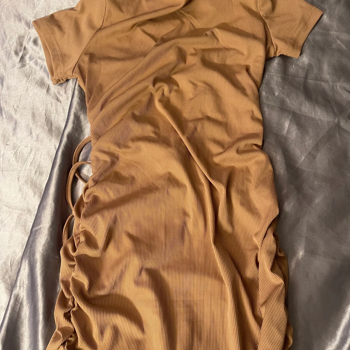 Klänning med öppen rygg