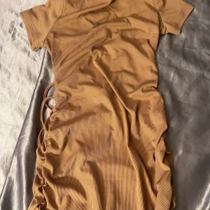 Klänning med öppen rygg - Ifrån shein🤍, aldrig använd 