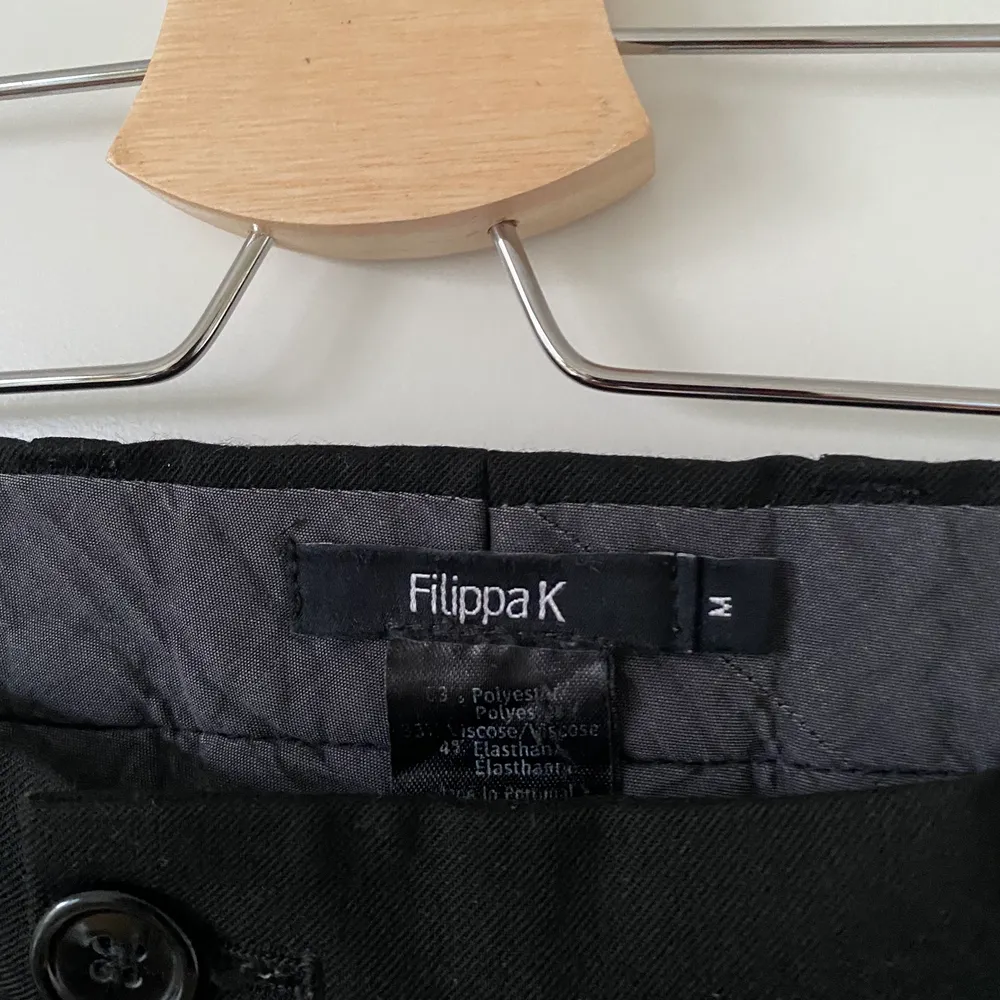 Lågmidjade kostymbyxor , sjukt snygga! från Filippa K st M  (Midjemått ca 86 cm). Jeans & Byxor.