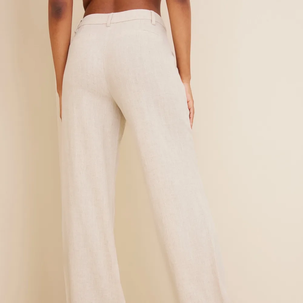 Perfekta beige linnebyxan!! Populära modellen ”loose linen pants” från nelly (slutsålda)! Lite oversize o så långa i benen!!! Mkt bra skick! 🫶🏼 Köpta för 699:-. Jeans & Byxor.