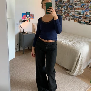 Lågmidjade kostymbyxor  - Supersnygga randiga lågmidjade kostymbyxor köpta secondhand. Jag är 166, en S och de passar mig bra (ev pyttelite långa) Frakt på 45 eller så möts vi på söder