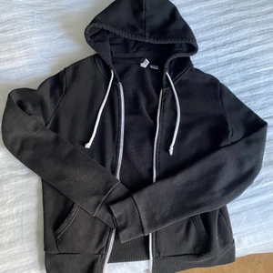 Svart zip up Hoodie🖤 - Säljer min svarta zip up Hoodie då den aldrig används. Något nopprig men annars fin kvalitet💓skriv privat för mer bilder alt frågor. Köpare står för frakt 📦💓 