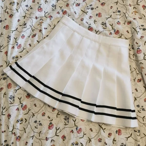 (38) Söt 'school girl' kjol från H&M - Frakten är inräknad i priset! 🌸 Väldigt söt kjol i skoluniform-stuk från H&M i storlek 38. Kommer tyvärr inte till användning i min garderob, men är ju en dröm nu till sommaren! 😍