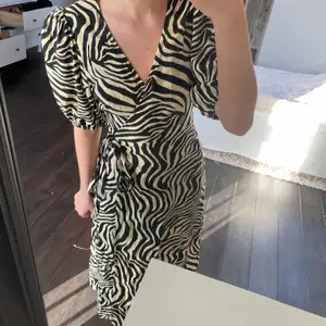 Jättefin långklänning med zebra mönster💖
