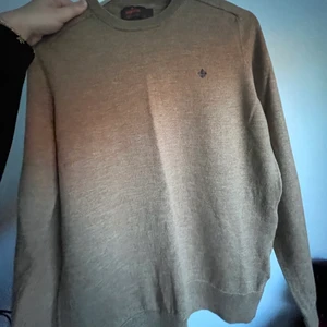 Morris tröja  - En brun morris  tröja i storlek L men som är liten i storlek. Skulle mer säga att det är en M