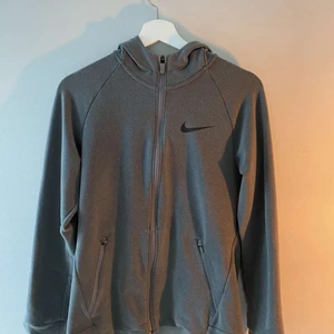 Nike hoodie - Använd ett par gånger, XL jr passar s