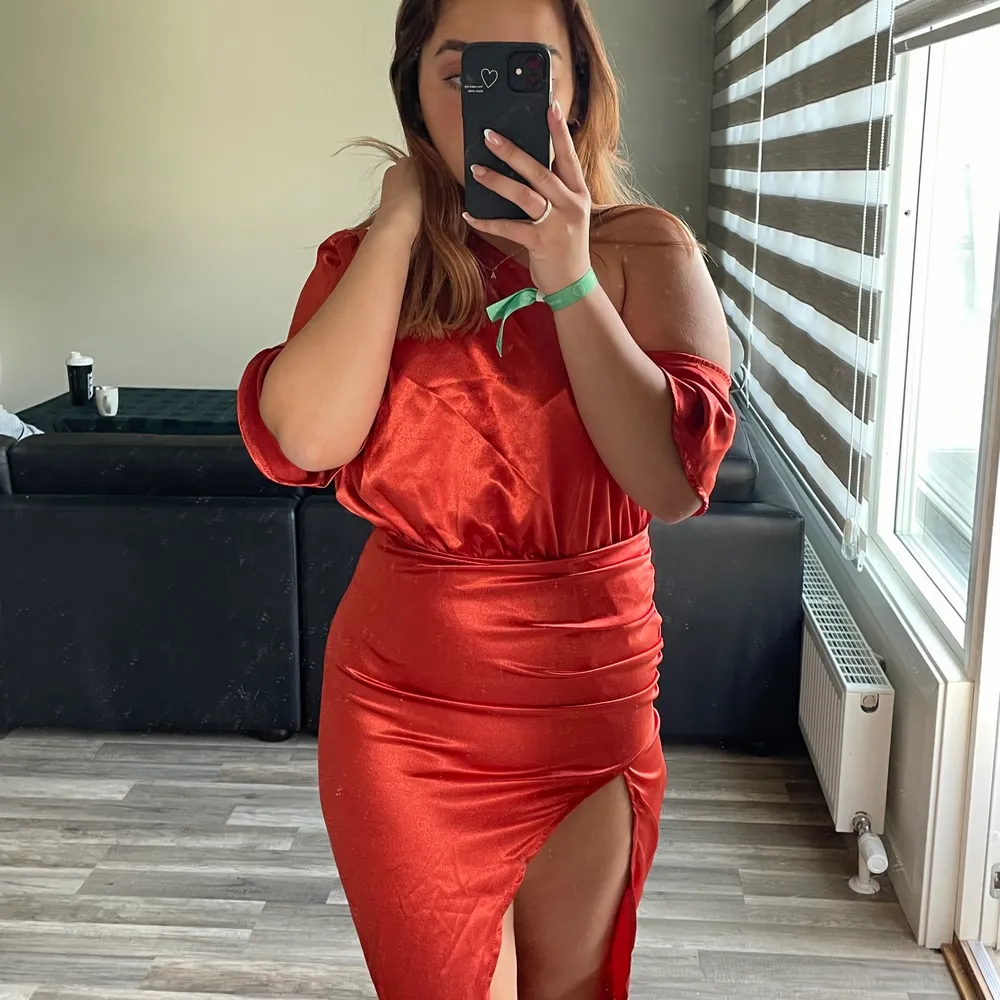 Orange satin klänning från (prettylittlething). Fin klänning med slits. Sitter riktigt fint och tight samt framhäver kurvor. Storlek på klänning (S/M) då det står UK 8. Har inte ens använt den, därav finns prislapp kvar. . Klänningar.