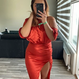 Bal/ fest klänning  - Orange satin klänning från (prettylittlething). Fin klänning med slits. Sitter riktigt fint och tight samt framhäver kurvor. Storlek på klänning (S/M) då det står UK 8. Har inte ens använt den, därav finns prislapp kvar. 