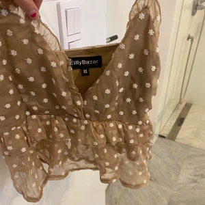 Topp - Gullig sommartopp. Säljer pga att den är för stor vid bysten för mig. Helt oanvänd.