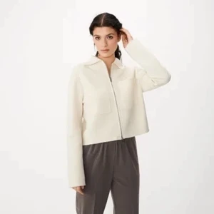 Åhléns kofta  - Säljer den populära vita koftan från Åhléns. Säljer den då den är för stor för mig. Jättefin i modellen och skulle rekommendera den till någon som vill ha lite oversized eller som är har M i vanlig storlek. Skriv för egna bilder!! 