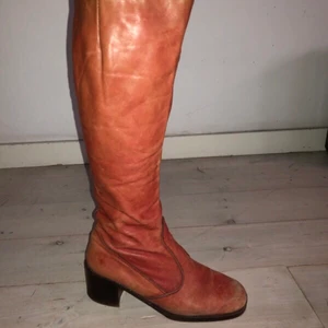 Boots - Jättesnygga röda boots! Dom är lite ”urtvättade” i färgen vilket ser så coolt ut! Dom är i storlek 39 men jag skulle snarare säga att dom är i storlek 37-38. Som man ser på bilden är dom för tajta för mig i benen men jag skulle säga att mina vader är lite större än vanligt, skorna är vanlig bredd i benen🤠💕