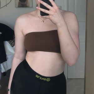 Bandeau topp Chiquelle - En brun bandeau topp i storlek M från Chiquelle. Aldrig använd, endast provad, då den är för liten för mig. Ribbat och stretchigt material. Frakt tillkommer📦