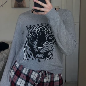 Sweatshirt - En grå sweatshirt med ett motiv på framsidan i svart. Storlek M. Använd ett fåtal gånger. Frakt tillkommer📦