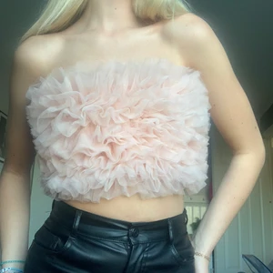 INTRESSEKOLL - intressekoll på denna superfina och populära rosa tyll toppen från zara som varit slutsåld!❤️‍🔥 är inte säker på om jag vill sälja! Prislapp sitter kvar och den är aldrig använd