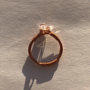Ring med genomskinlig pärla - En fin bronsring med en pärla! Jag kan ändra till guld eller silver☺️