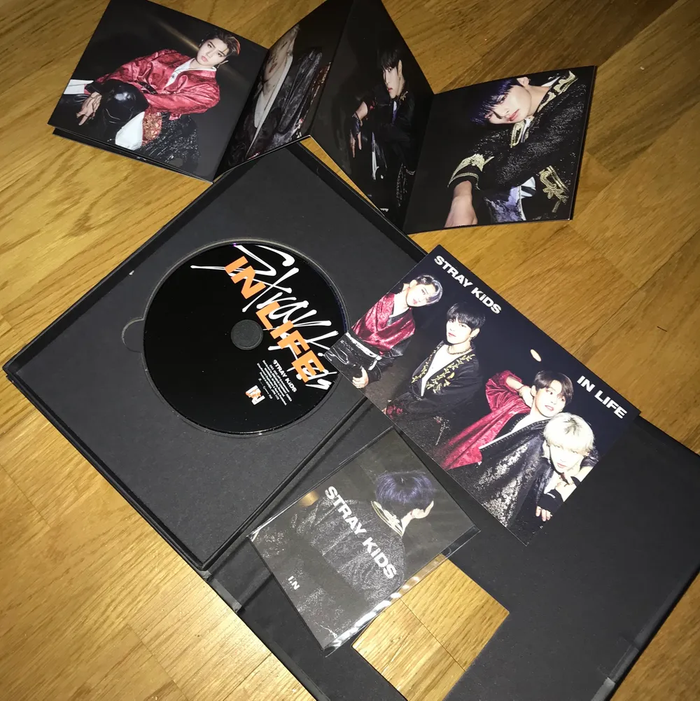 limited version som jag inte har köpt i sverige eller från bengans! allt tillkommer förutom poster. photocard seungmin och 3racha unit card, postcard av felix, en photo grej, cd, postcard, en lyric book och photobook. på efterfrågan kan jag tillägga plastfickor till photocards för 20kr. JAG KAN MÖTAS UPP I STOCKHOLM.. Övrigt.